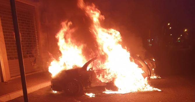 Auto in fiamme (foto d’archivio)